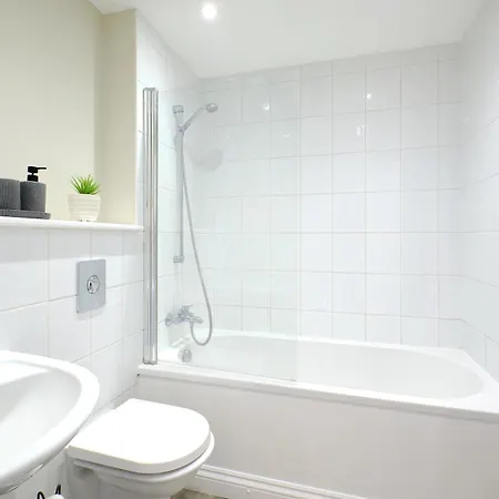 F4 Contractor & Team Flat - 4 Separate Beds - Parking & 1gb Wifi