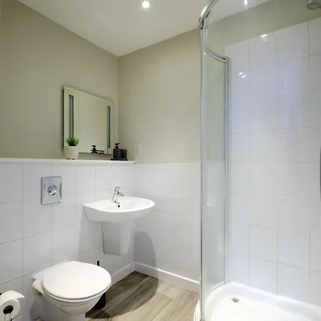 F4 Contractor & Team Flat - 4 Separate Beds - Parking & 1gb Wifi * Harrogate